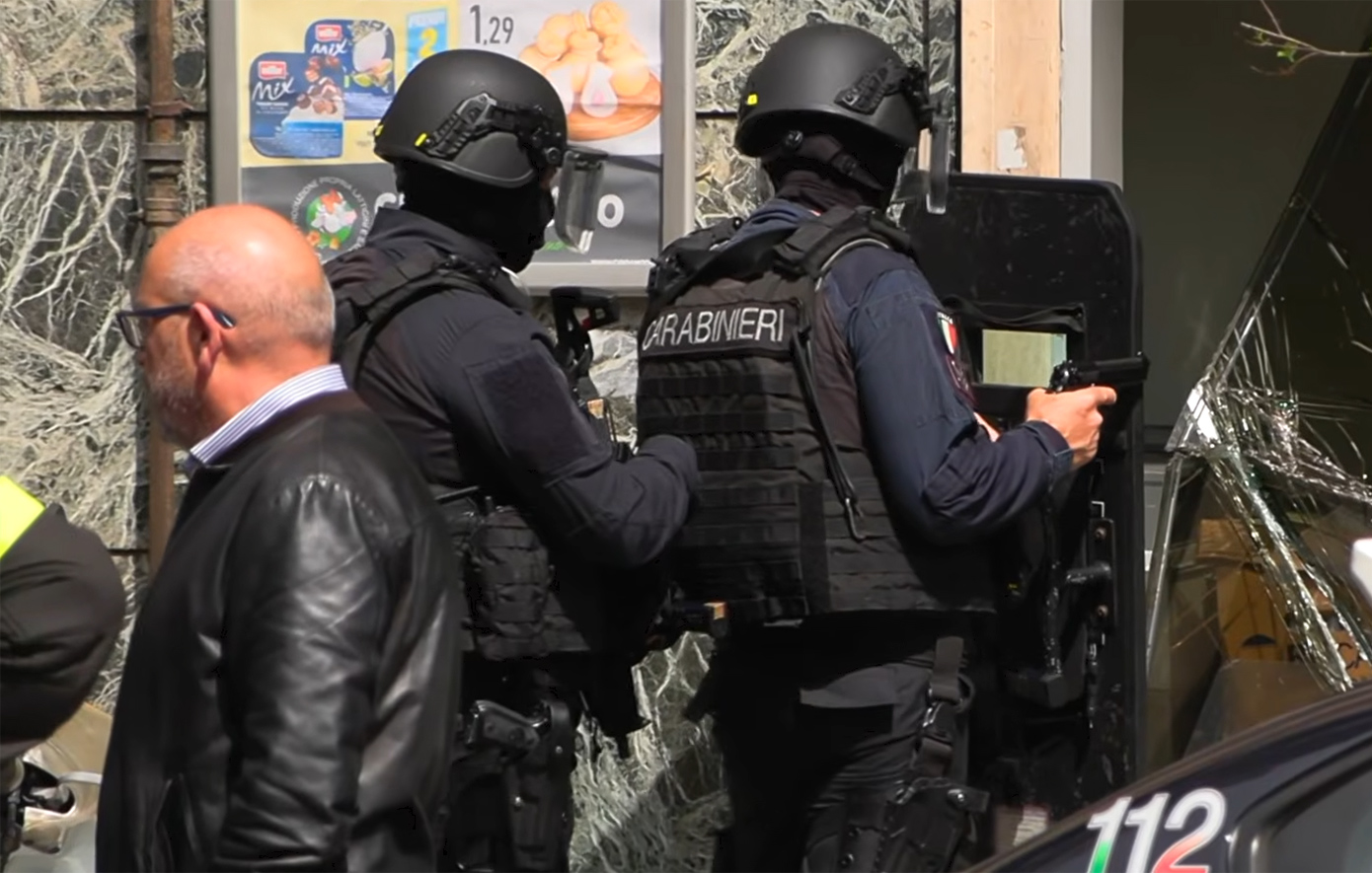 Κινηματογραφική ληστεία με ομηρία και ριφιφί σε τράπεζα στη Νάπολη &#8211; Πώς οι δράστες άδειασαν τις θυρίδες