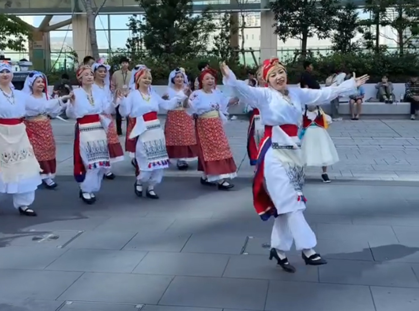 Γιαπωνέζες χορεύουν ελληνικούς παραδοσιακούς χορούς στο Τόκιο &#8211; Δείτε βίντεο