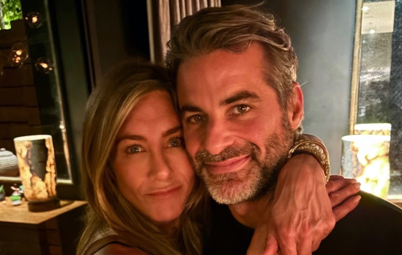 Η Τζένιφερ Άνιστον φωτογραφήθηκε αγκαλιά με τον σύντροφό της, Τζιμ Κέρτις