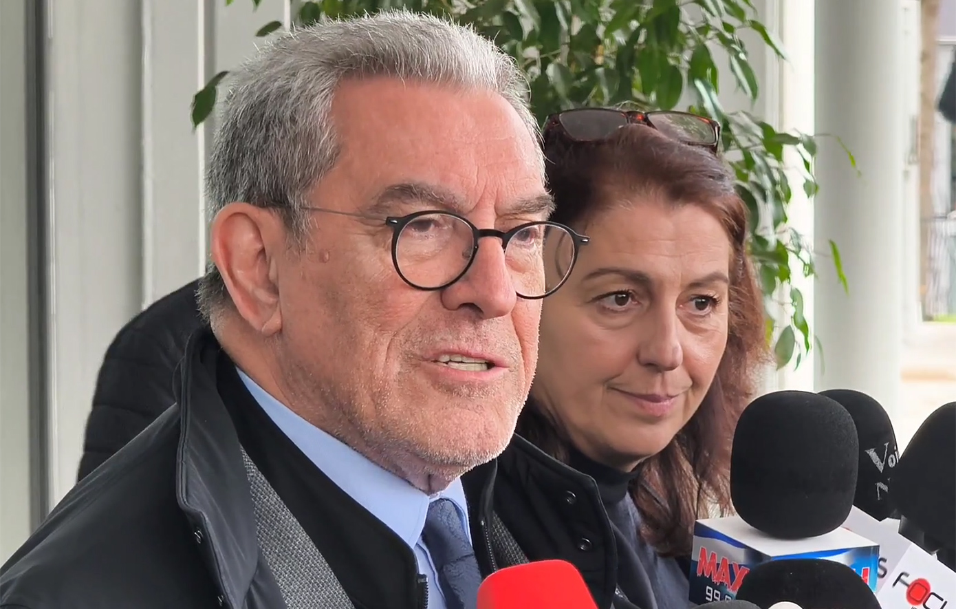 ​«Επιβεβαιώνομαι ότι κάνω σωστά τη δουλειά μου» &#8211; Η αντίδραση Καπερνάρου για την επίθεση με γκαζάκια στο γραφείο του