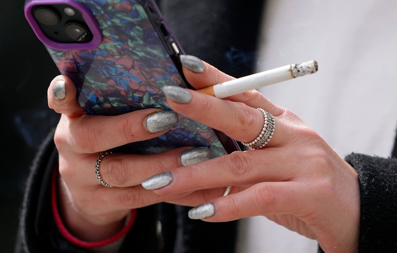 Ιστορική απόφαση στο Ηνωμένο Βασίλειο: Δια βίου απαγόρευση καπνίσματος για τις νέες γενιές