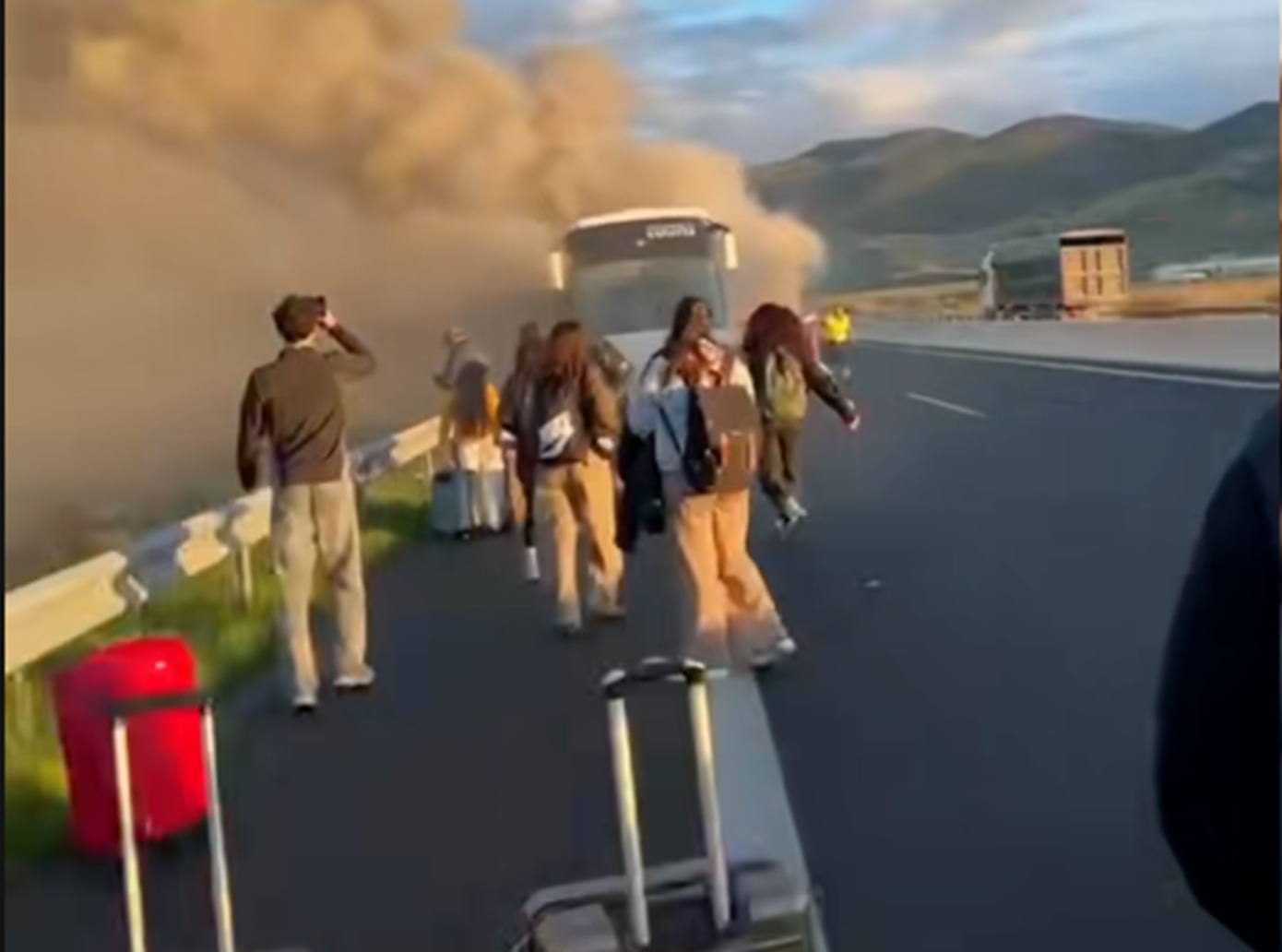 Φωτιά σε λεωφορείο του ΚΤΕΛ Καρδίτσας &#8211; Έντρομοι τρέχουν οι επιβάτες, δείτε βίντεο