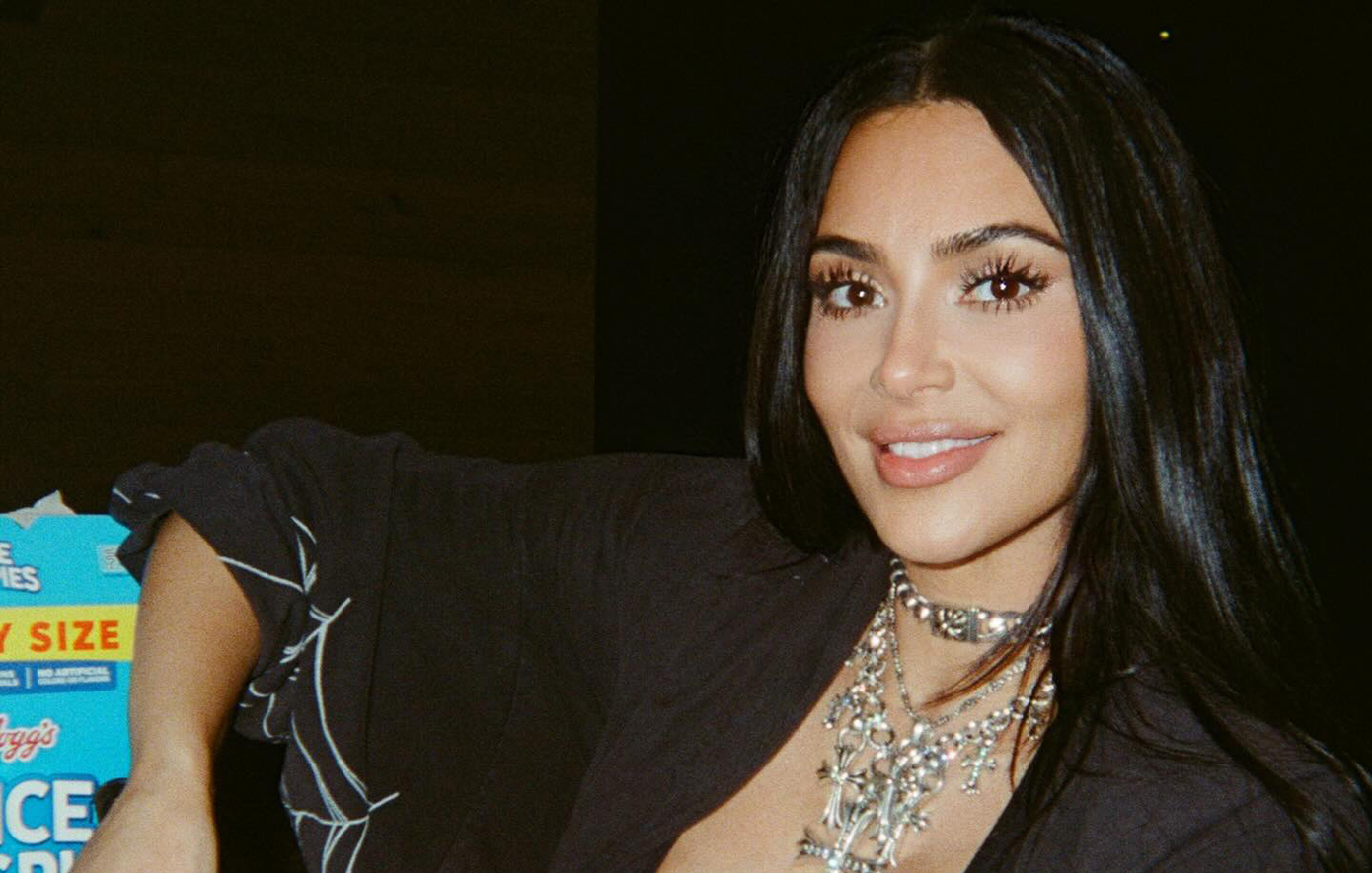 Η Κιμ Καρντάσιαν ποζάρει με βαθύ ντεκολτέ στα πόδια του Λιούις Χάμιλτον &#8211; Δείτε τη φωτογραφία