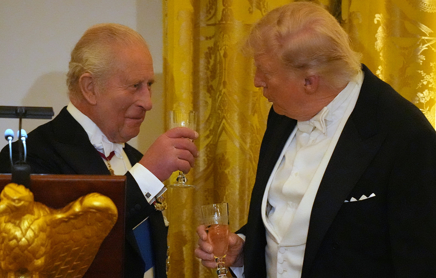 Η ατάκα του βασιλιά Καρόλου στον Τραμπ που προκάλεσε γέλια: «Αν δεν ήμασταν εμείς, θα μιλούσατε γαλλικά»
