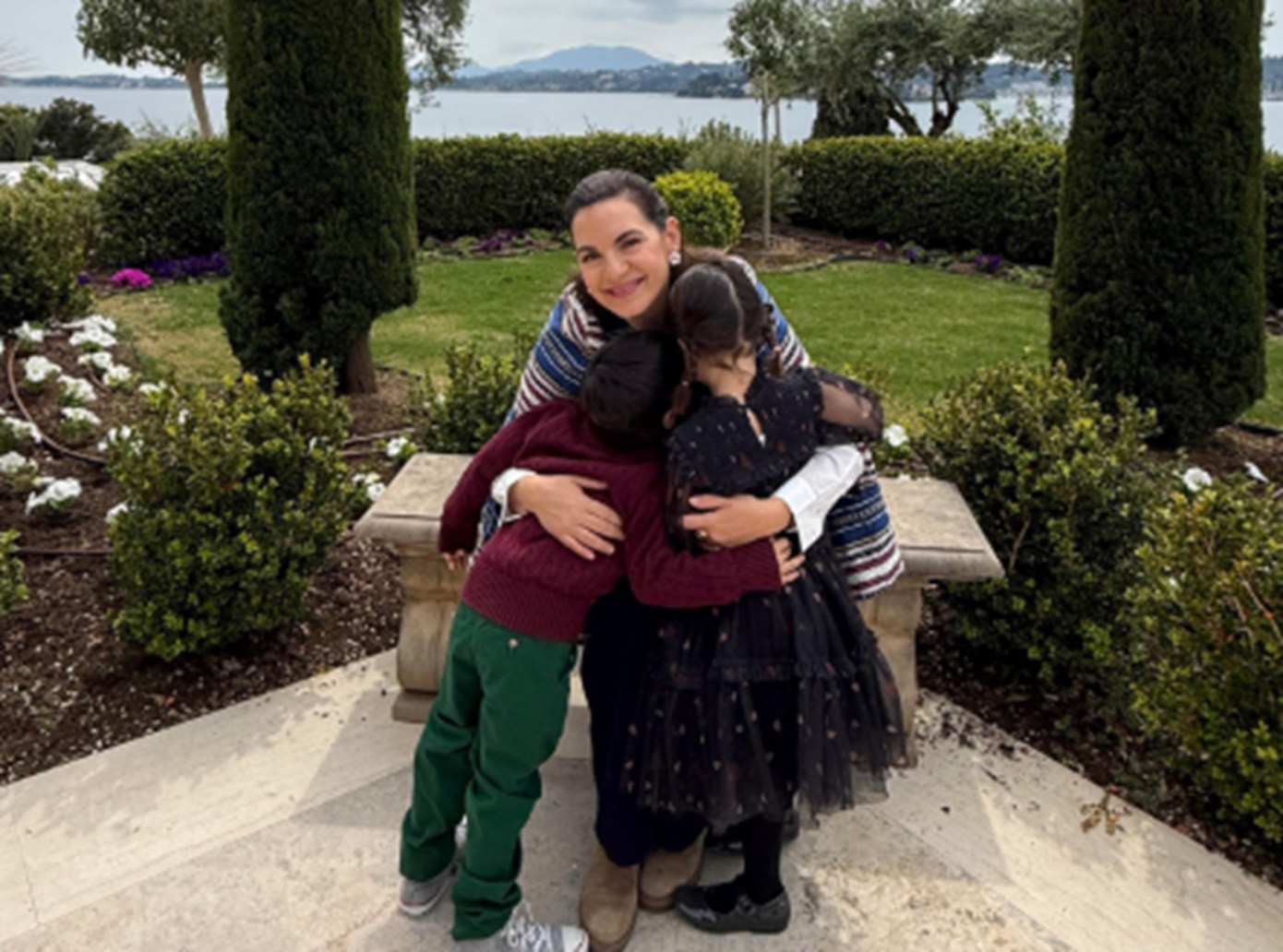 Η Όλγα Κεφαλογιάννη εύχεται για το Πάσχα αγκαλιά με τα δίδυμα παιδιά της