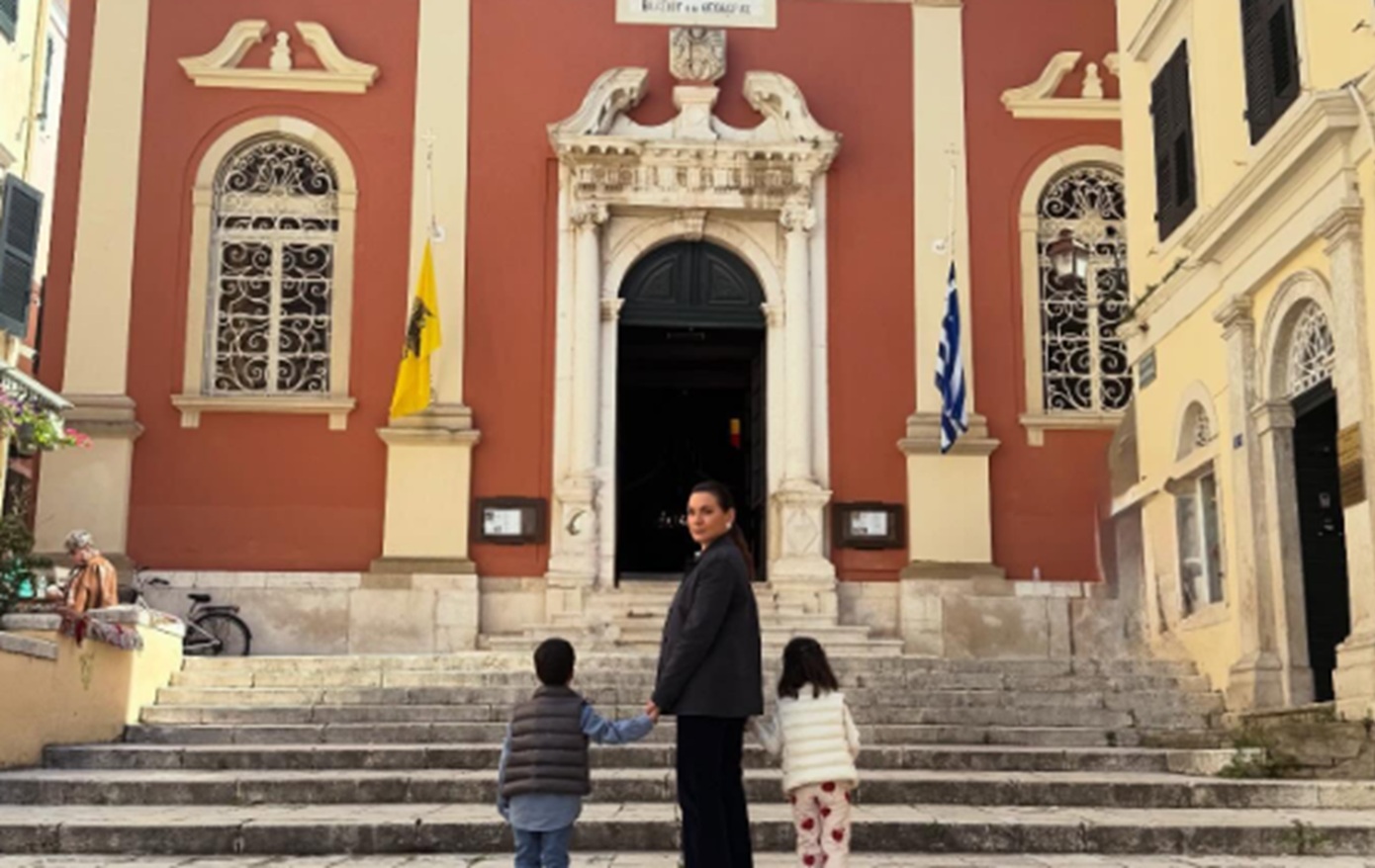 Πάσχα στην Κέρκυρα για την Όλγα Κεφαλογιάννη &#8211; Με τα δίδυμα άναψαν κεριά στην εκκλησία και προσκύνησαν τον Επιτάφιο