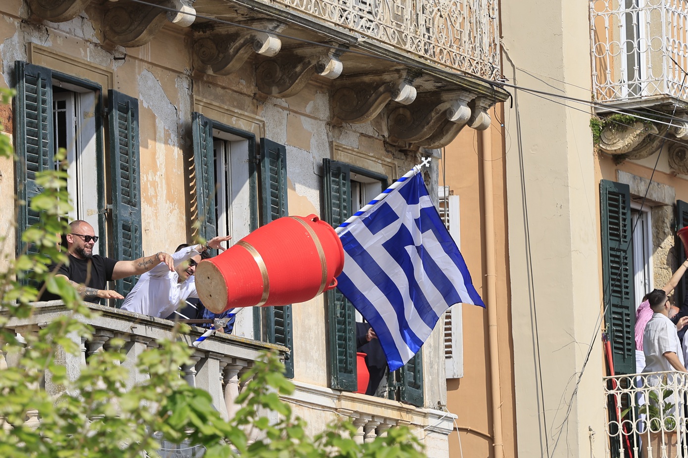 Κέρκυρα: Ατύχημα στους Μπότηδες στη Λίστον – Κανάτα έπεσε και έσπασε σε κεφάλι γυναίκας
