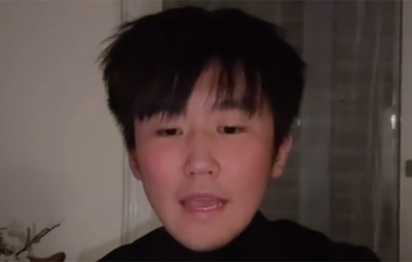 Κινέζος που μένει στην Ελλάδα τραγουδά το «Παραμυθιάζομαι» του Παντελίδη και «ρίχνει» το TikTok