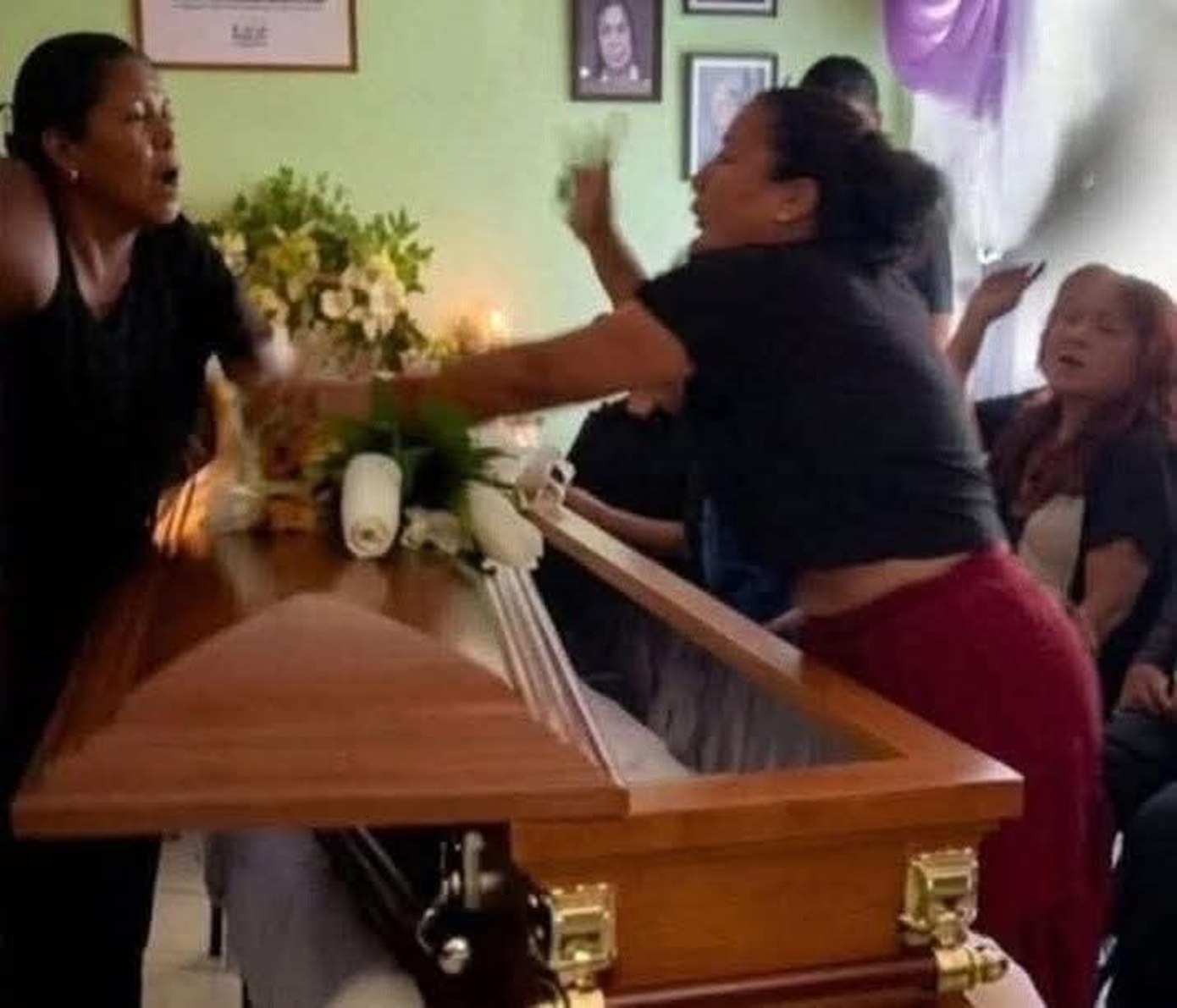 Δύο γυναίκες ανακάλυψαν ότι είχαν σχέση με τον ίδιο άνδρα και πιάστηκαν στα χέρια πάνω από το φέρετρο