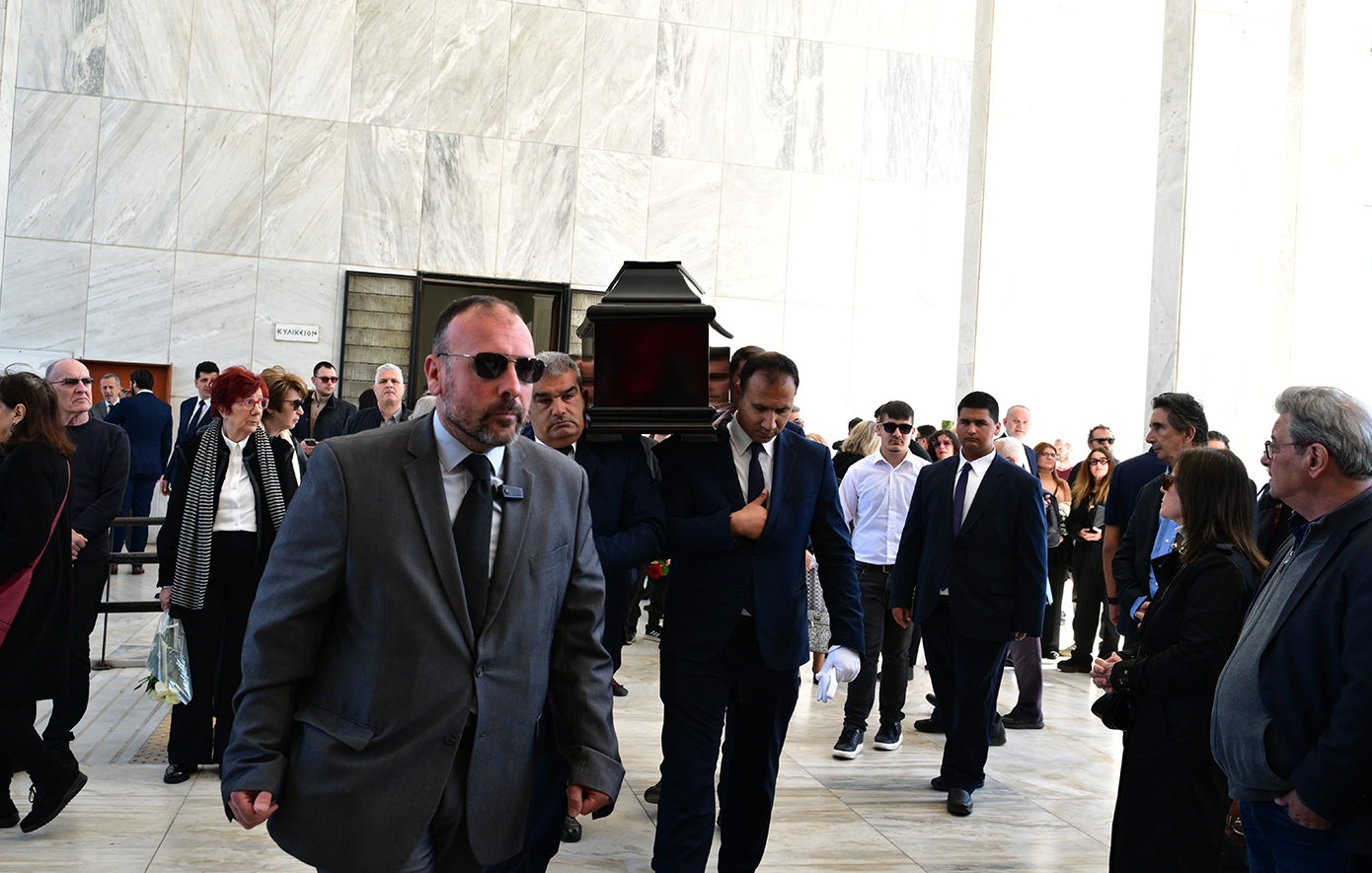 Κηδεύεται ο γιος της Θεανώς Φωτίου, Βασίλης Ρίζος, που πέθανε στα 49 του &#8211; Συγκλονισμένη η οικογένειά του