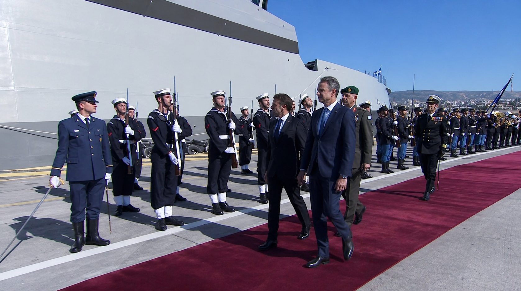 Στη φρεγάτα «Κίμων» στον Πειραιά, Μητσοτάκης και Μακρόν &#8211; Live η επίσκεψη των δύο ηγετών στο καμάρι του ελληνικού στόλου