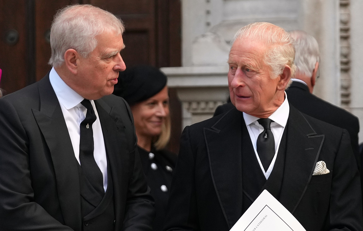Δεν του μιλάει ούτε στο τηλέφωνο: Η απόφαση που πήρε ο βασιλιάς Κάρολος για τον Άντριου