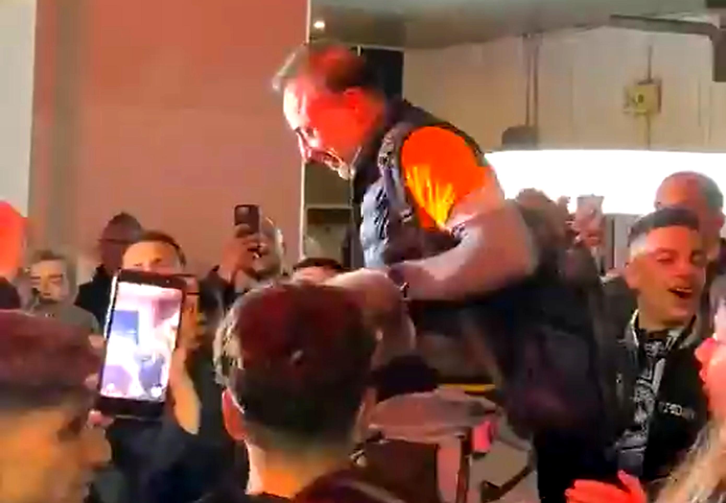 Παροξυσμός στο αεροδρόμιο του Ηρακλείου κατά την άφιξη των Κυπελλούχων: Οι φίλαθλοι του ΟΦΗ σήκωσαν στα χέρια τον Κόντη