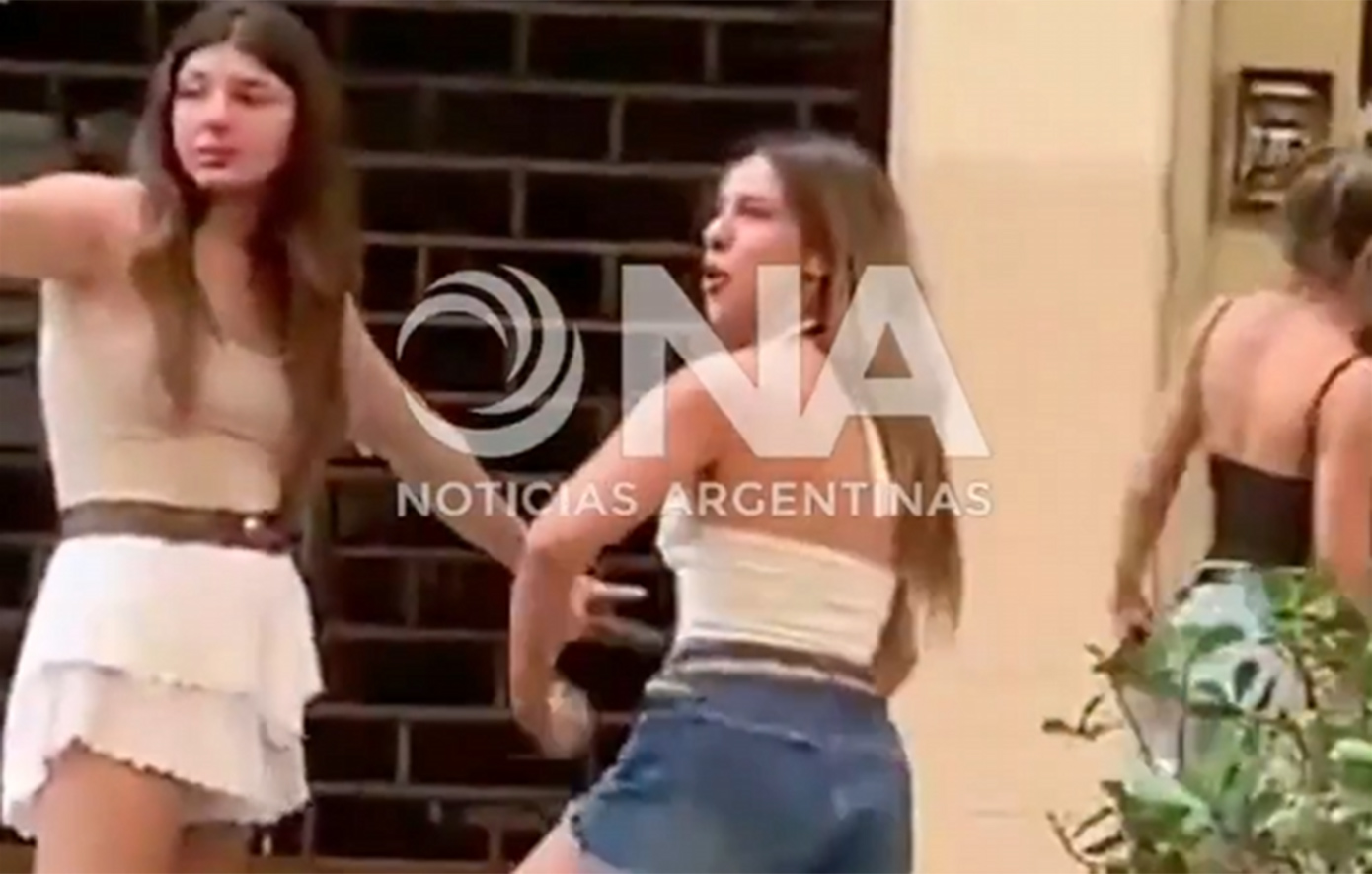 29χρονη κινδυνεύει με πέντε χρόνια φυλακή γιατί έκανε ρατσιστική χειρονομία σε εργαζόμενους