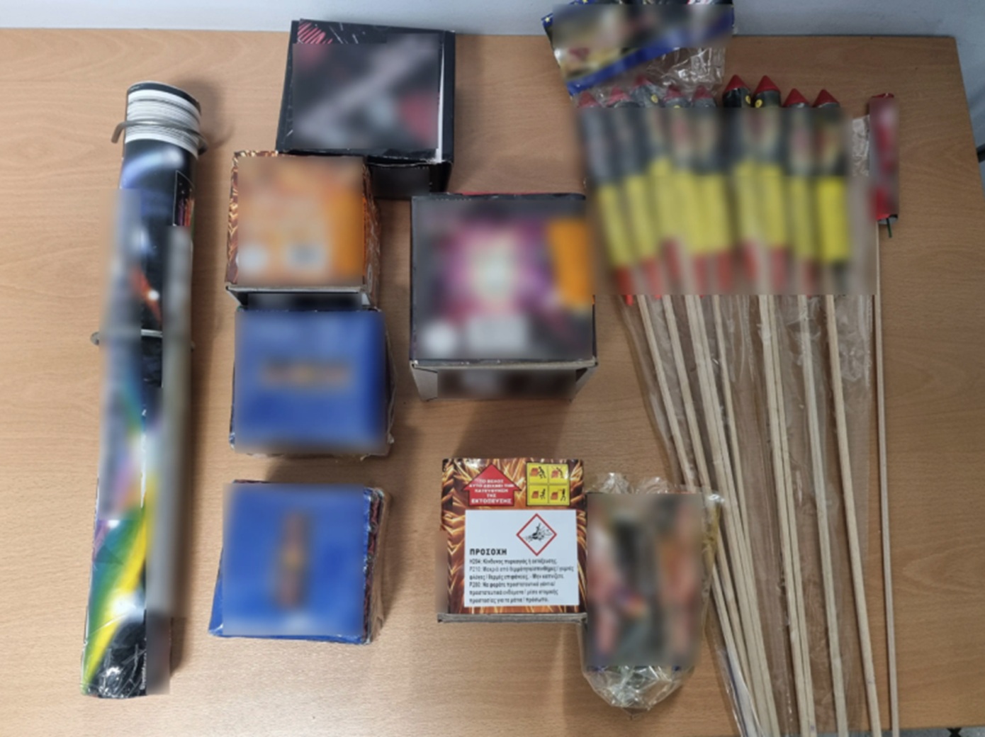 Ελευσίνα: Συνελλήφθη 44χρονος που είχε στην κατοχή του 639 κροτίδες – Προσπάθησε να ενεργοποιήσει βεγγαλικό