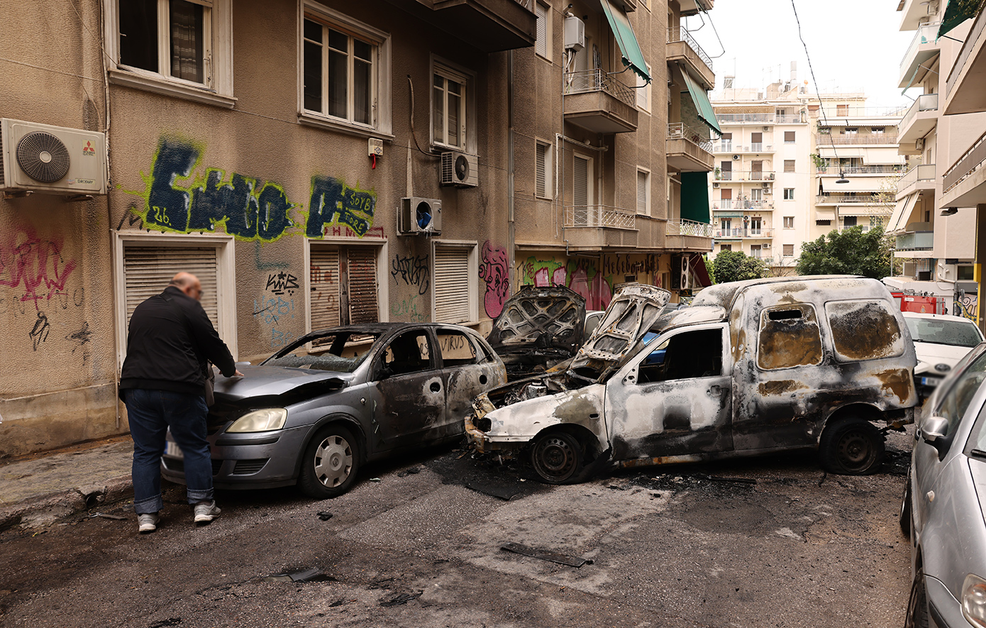 Φωτιά με καταστροφές σε τέσσερα οχήματα στην Κυψέλη &#8211; Έρευνα για τα αίτια