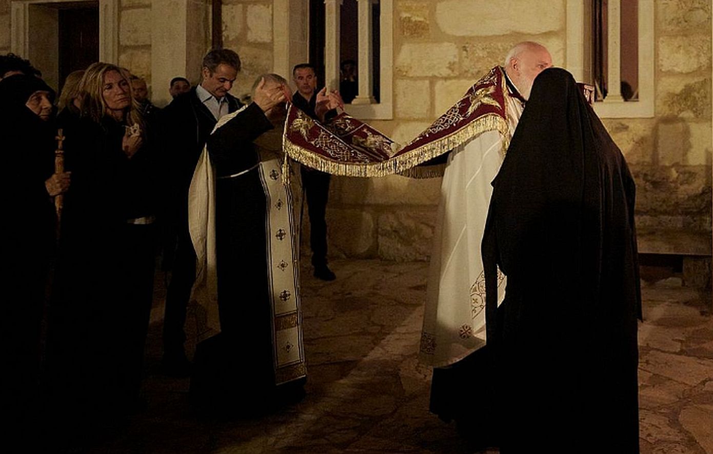 Ο Κυριάκος Μητσοτάκης στην Ακολουθία του Επιταφίου μαζί με την σύζυγό του Μαρέβα στην Μονή της Αγίας Κυριακής στα Χανιά