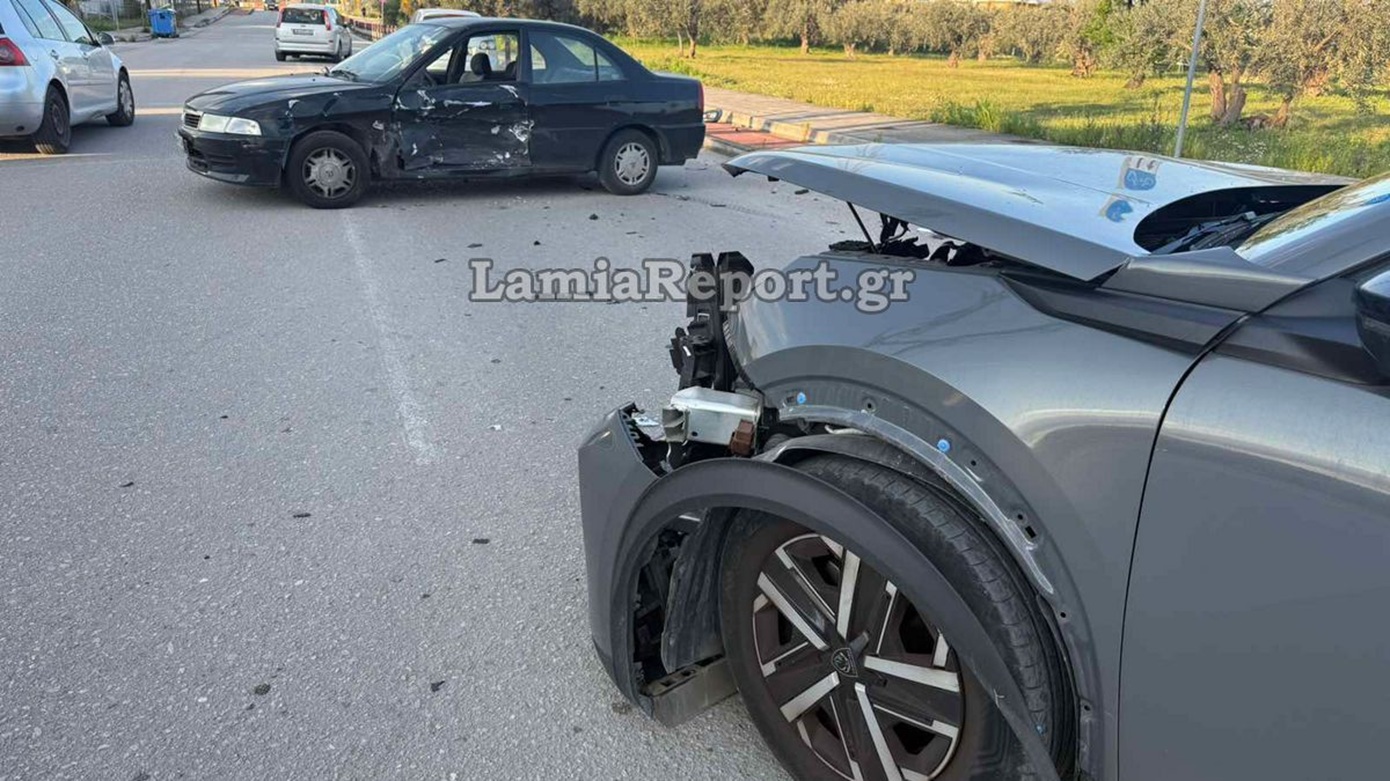 Τρομακτικό τροχαίο στη Λαμία: Παππούς και εγγονός τραυματίστηκαν όταν αυτοκίνητο παραβίασε STOP και τους εμβόλισε