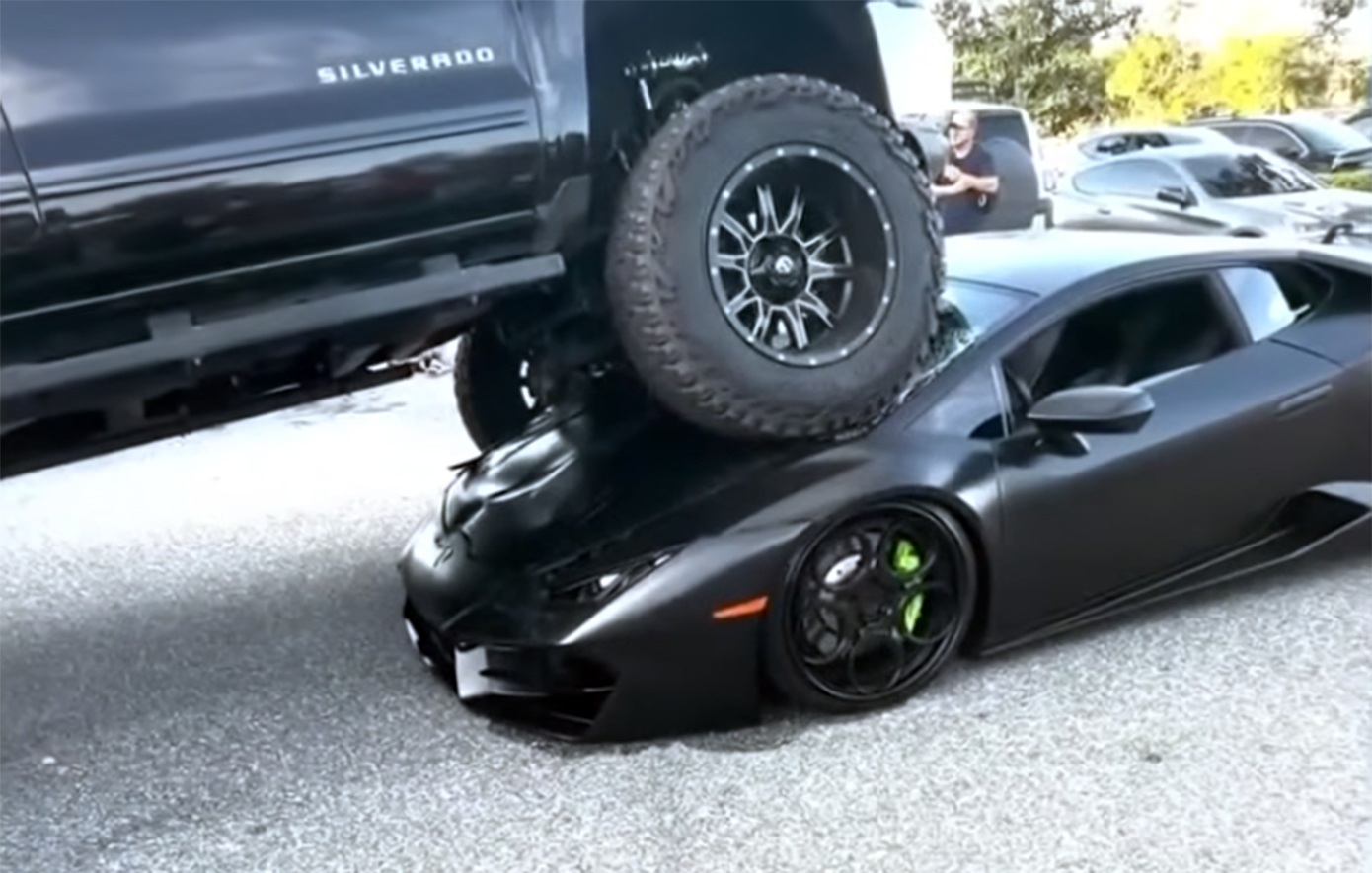 Βίντεο δείχνει φορτηγάκι να συνθλίβει μια Lamborghini αξίας 250.000 δολαρίων – Ο οδηγός την είχε αγοράσει πριν από 5 μήνες
