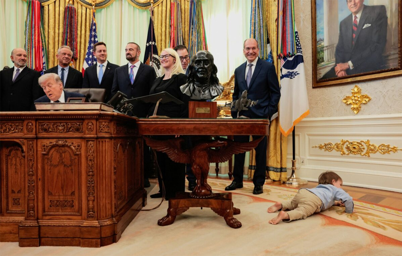 Ένας μπόμπιρας στο πάτωμα «μάγεψε» τον Λευκό Οίκο: «Λύγισε» μέχρι και ο Ντόναλντ Τραμπ &#8211; Η ιστορία του νήπιου που γεννήθηκε κωφό