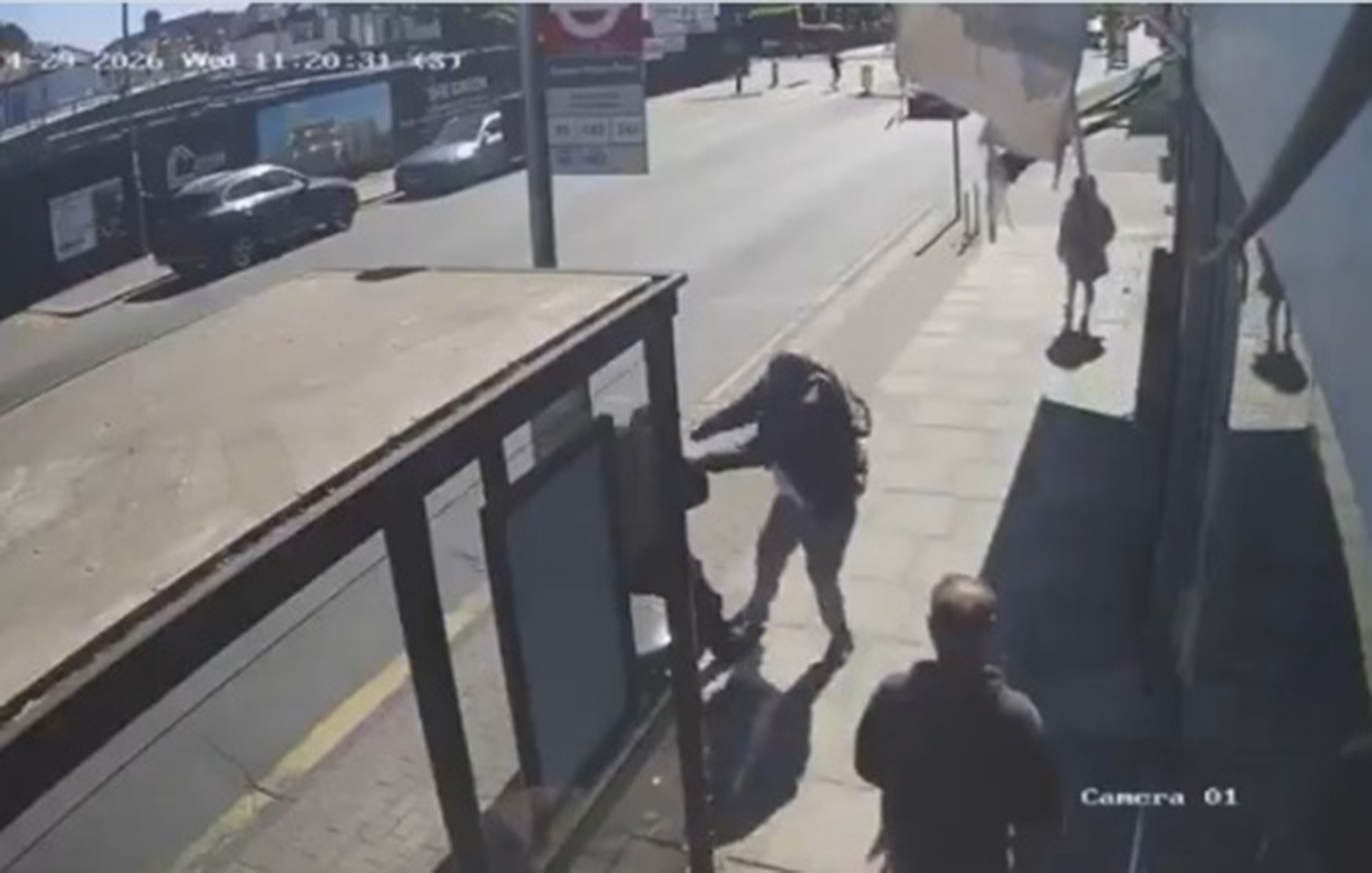 Η στιγμή της αιματηρής επίθεσης με μαχαίρι σε δύο Εβραίους σε στάση λεωφορείου στο Λονδίνο