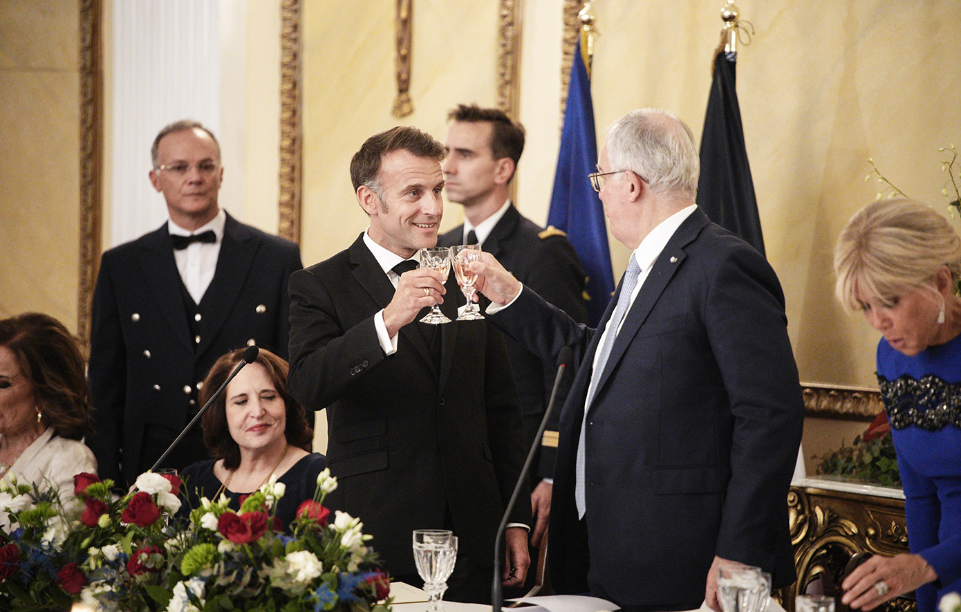 «Ελλάς-Γαλλία-Συμμαχία» είπε στα ελληνικά ο Μακρόν στο Προεδρικό Μεγάρο