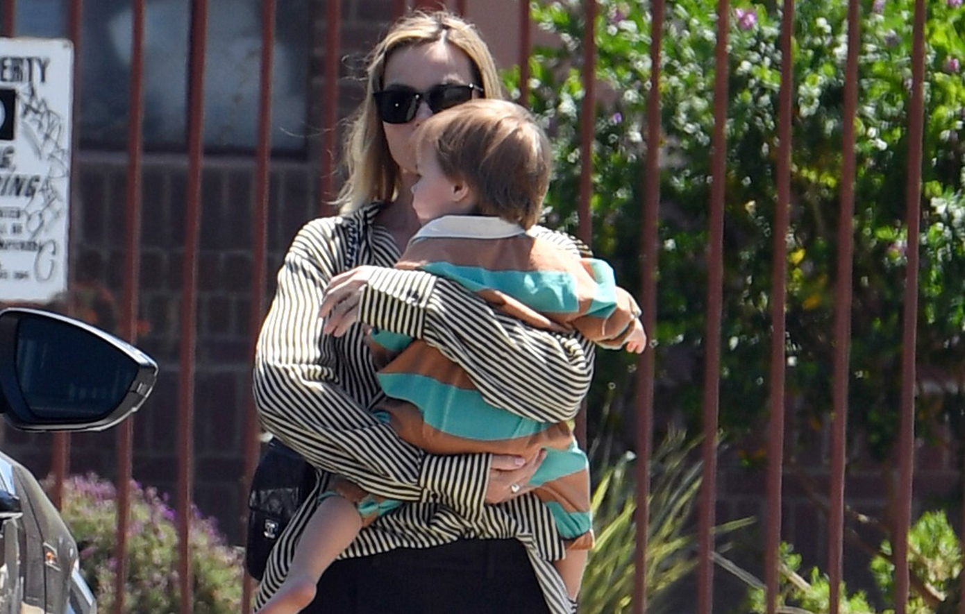 Η Μάργκοτ Ρόμπι σε μια σπάνια εμφάνιση αγκαλιά με τον γιο της στο Λος Άντζελες