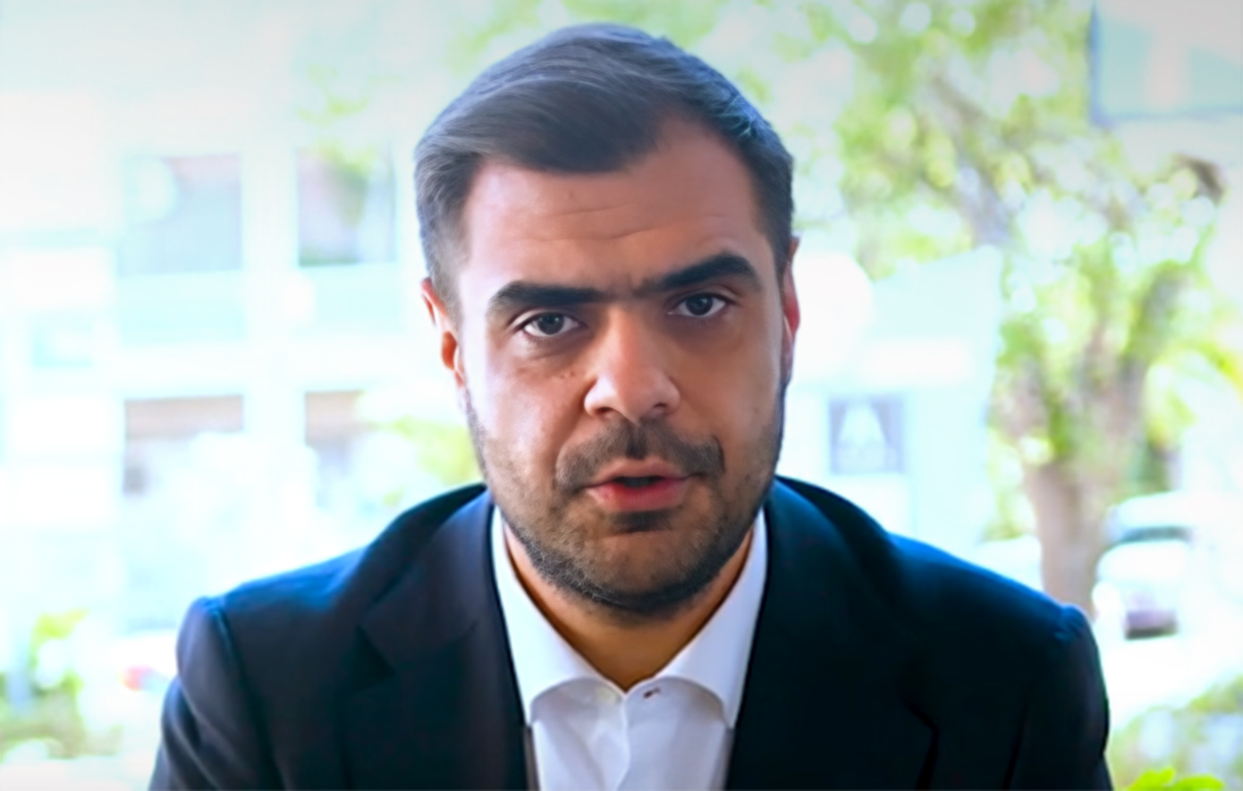 Παύλος Μαρινάκης: Εμείς οι γονείς είμαστε οι πρώτοι που πρέπει να βοηθήσουμε τα παιδιά μας να καταλάβουν ότι η ζωή τους είναι έξω από τις οθόνες