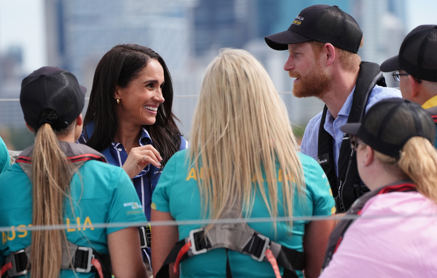 Πρίγκιπας Χάρι – Μέγκαν Μαρκλ: Έσπασαν για ακόμη μια φορά το βασιλικό πρωτόκολλο – Αντάλλαξαν δημόσια φιλί