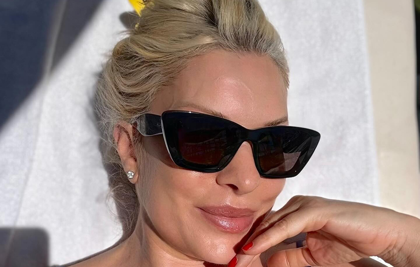 Η Ελένη Μενεγάκη απολαμβάνει τον ήλιο στην Ισπανία &#8211; «Το καλύτερο μακιγιάζ»