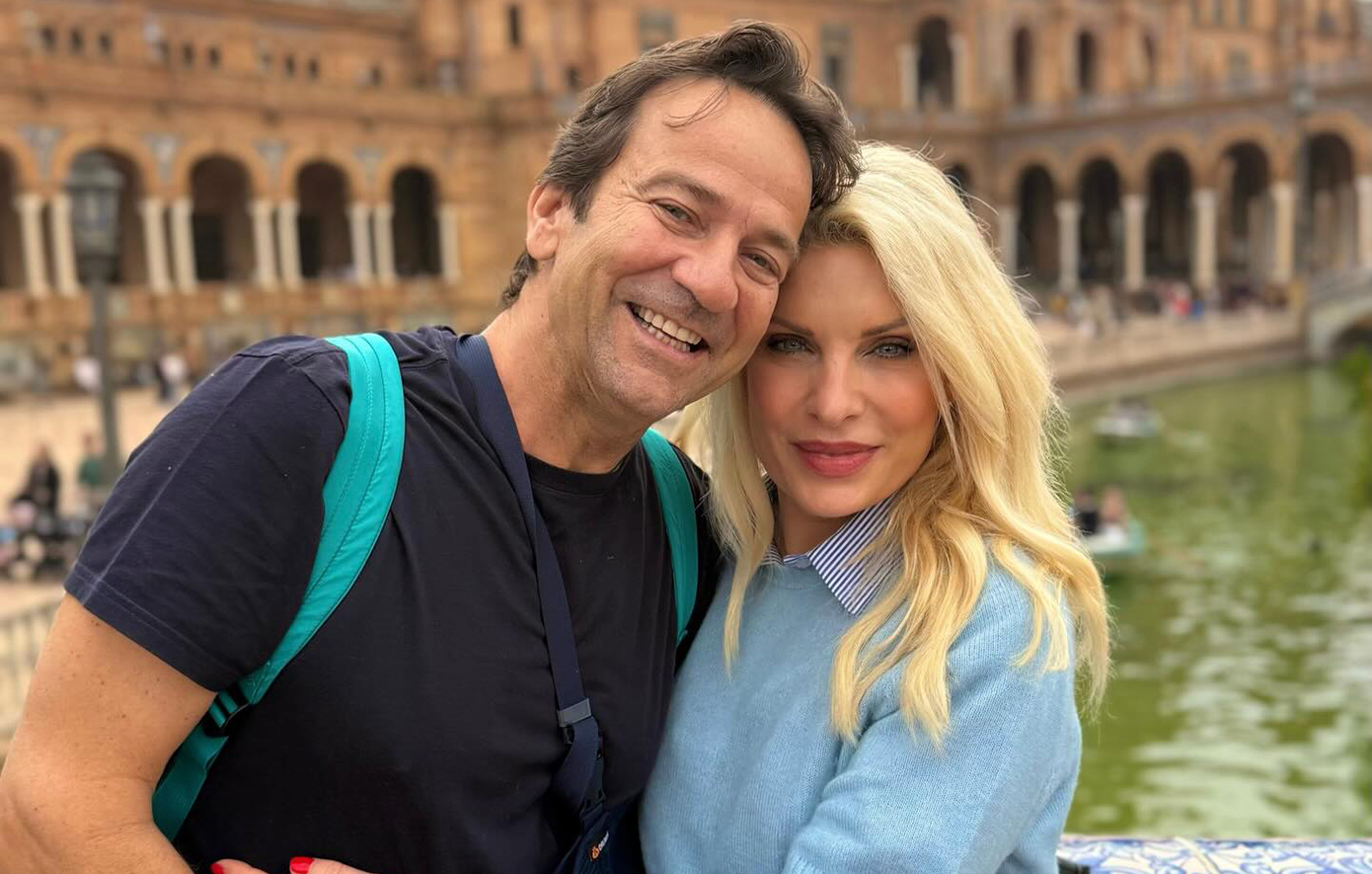 Ελένη Μενεγάκη και Μάκης Παντζόπουλος ποζάρουν αγκαλιασμένοι στην Ισπανία &#8211; Το μήνυμα της παρουσιάστριας