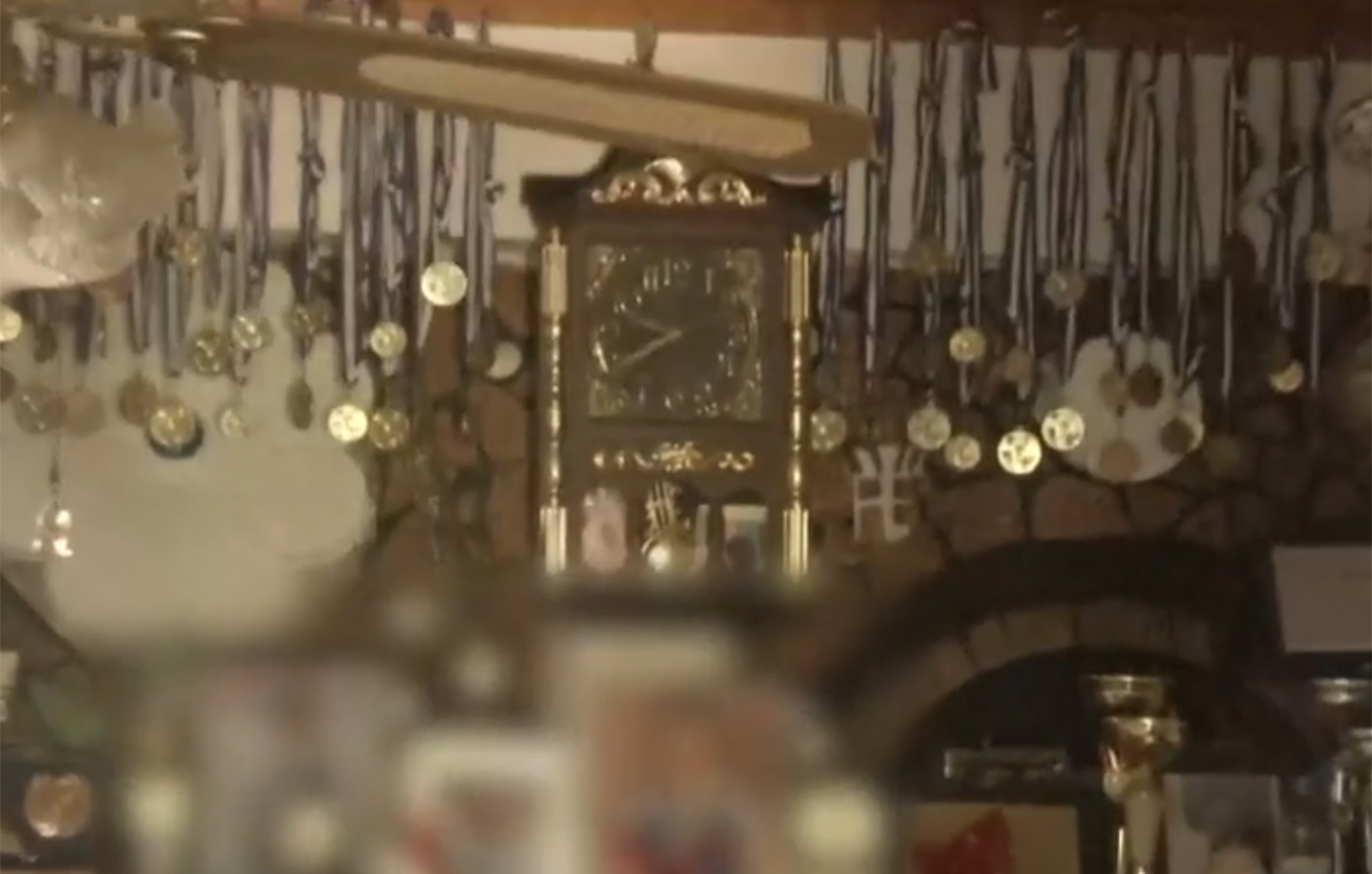 Η γιαγιά του 26χρονου αρσιβαρίστα από την Κεφαλονιά δείχνει τα μετάλλια και ξεσπά