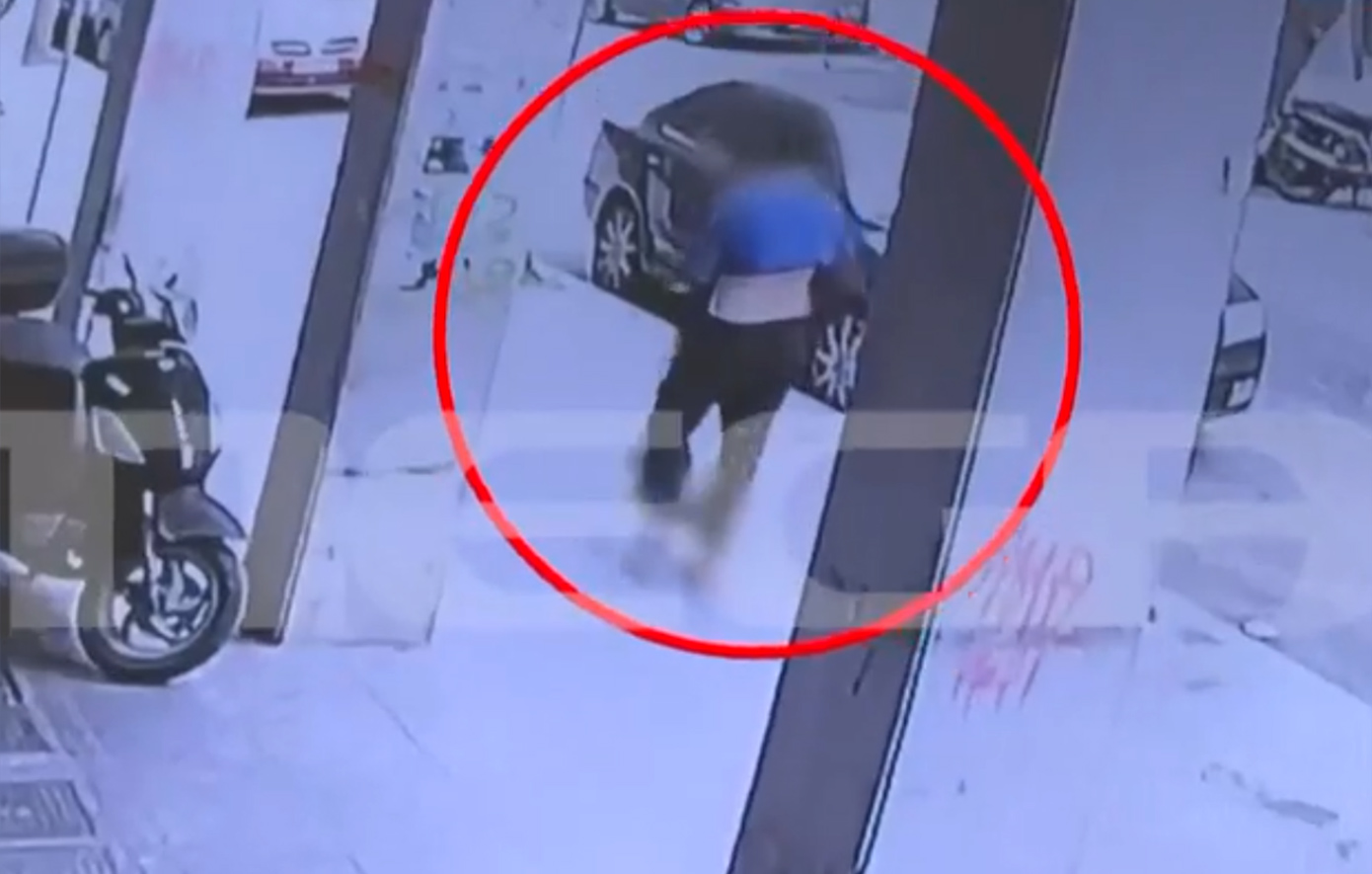 Τρόμος για 40χρονο στο Μεταξουργείο &#8211; Τον μαχαίρωσαν για να του αρπάξουν την τσάντα &#8211; Βίντεο-ντοκουμέντο αμέσως μετά την επίθεση