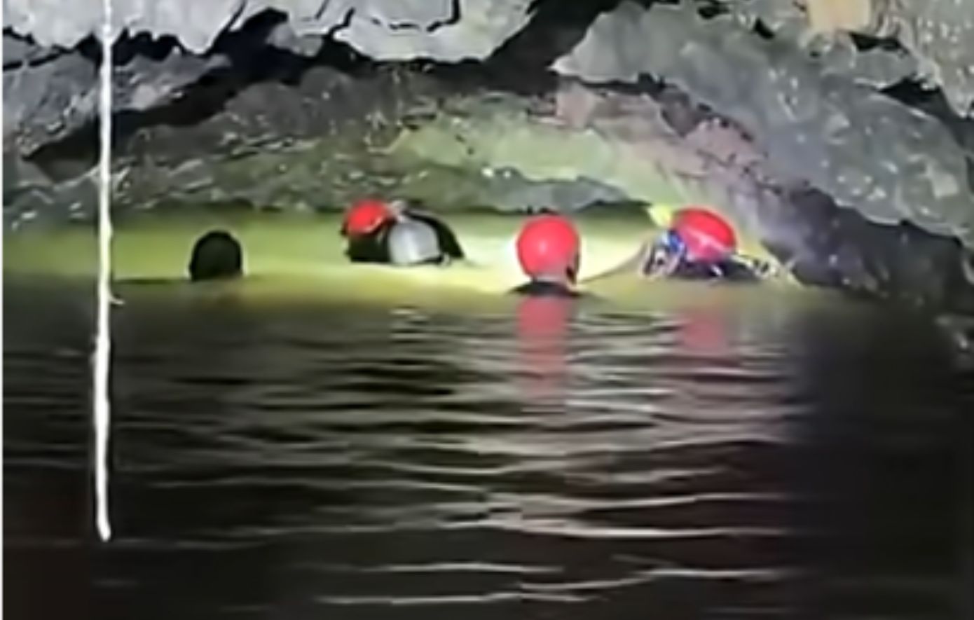 Θαύμα στο Μεξικό: Μεταλλωρύχος επέζησε 14 μέρες εγκλωβισμένος σε πλημμυρισμένη σήραγγα – Δείτε το βίντεο της διάσωσης