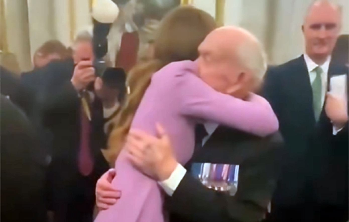 Κέιτ Μίντλετον: Η αγκαλιά σε 88χρονο Βρετανό που εκπλήρωσε την τελευταία επιθυμία της συζύγου του