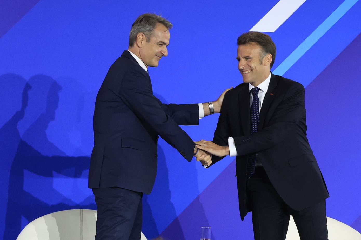 Τα πολιτικά οφέλη από την επίσκεψη Μακρόν και η αλλαγή της ατζέντας από την κυβέρνηση