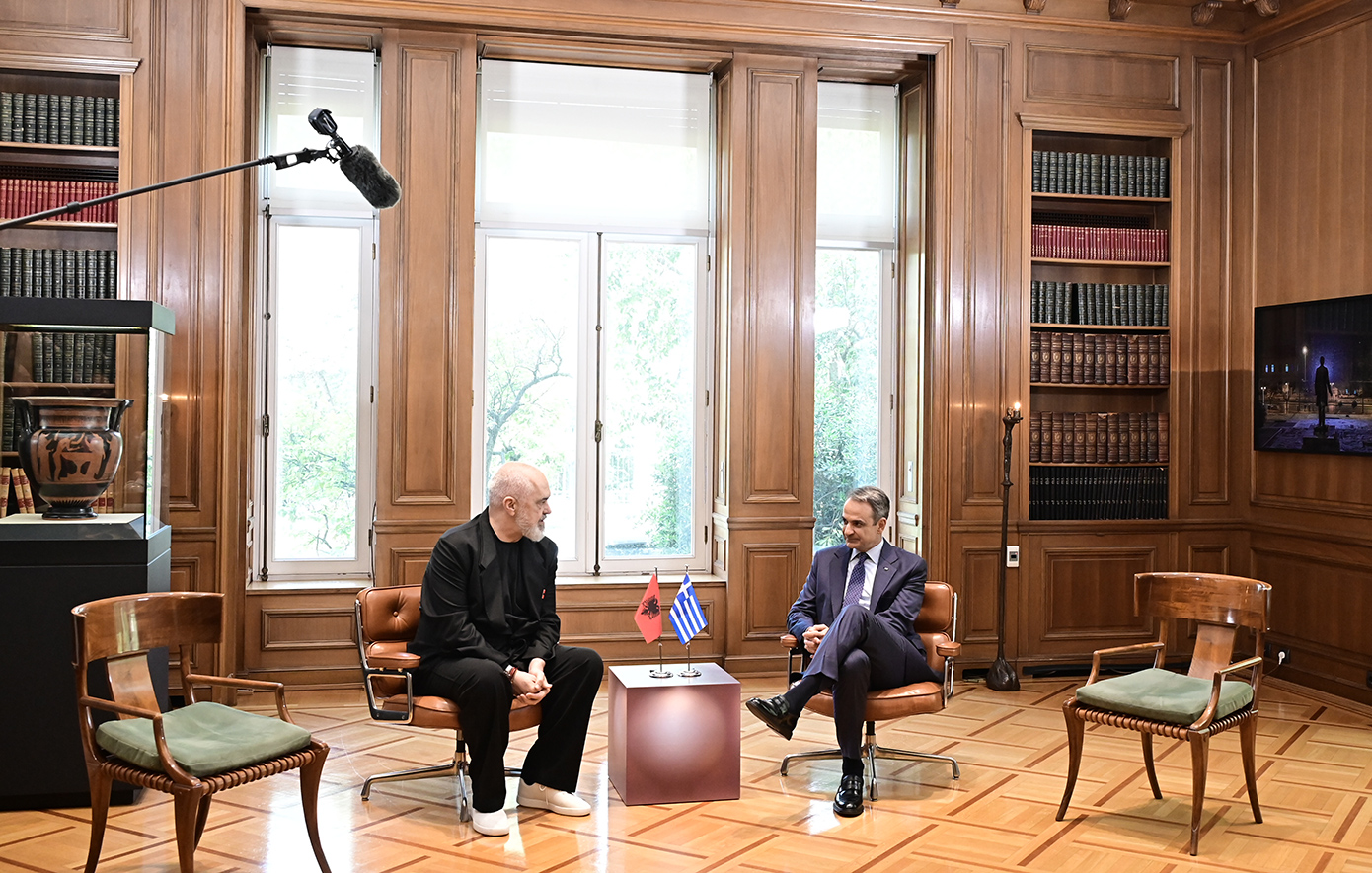 Η συγγνώμη του Έντι Ράμα στον Μητσοτάκη για το ντύσιμό του: «Δεν περίμενα τέτοια υποδοχή»