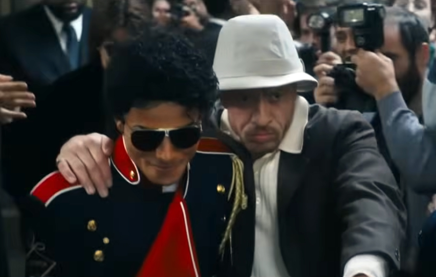 Σηκώνονται από τις θέσεις τους και αρχίζουν να χορεύουν: Διχάζει η νέα τάση στα σινεμά κατά την προβολή της ταινίας «Michael»