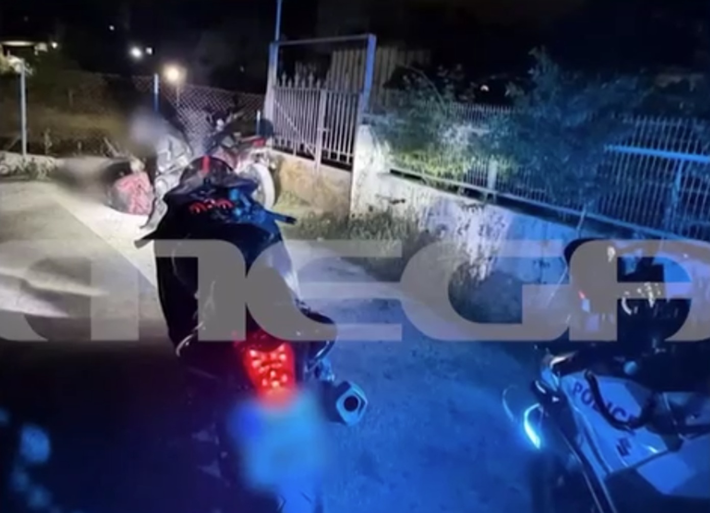 Καρέ-καρέ η άγρια καταδίωξη μοτοσικλετιστή στην Αρτέμιδα &#8211; Έτρεχε με τέρμα γκάζι στα στενά