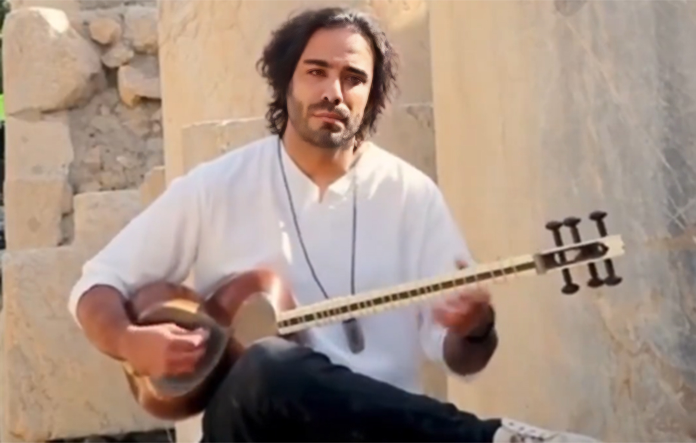 Μουσικός έχει κατασκηνώσει έξω από εργοστάσιο παραγωγής ενέργειας του Ιράν για να αποτρέψει επίθεση από τις ΗΠΑ &#8211; Έκκληση και σε άλλους καλλιτέχνες