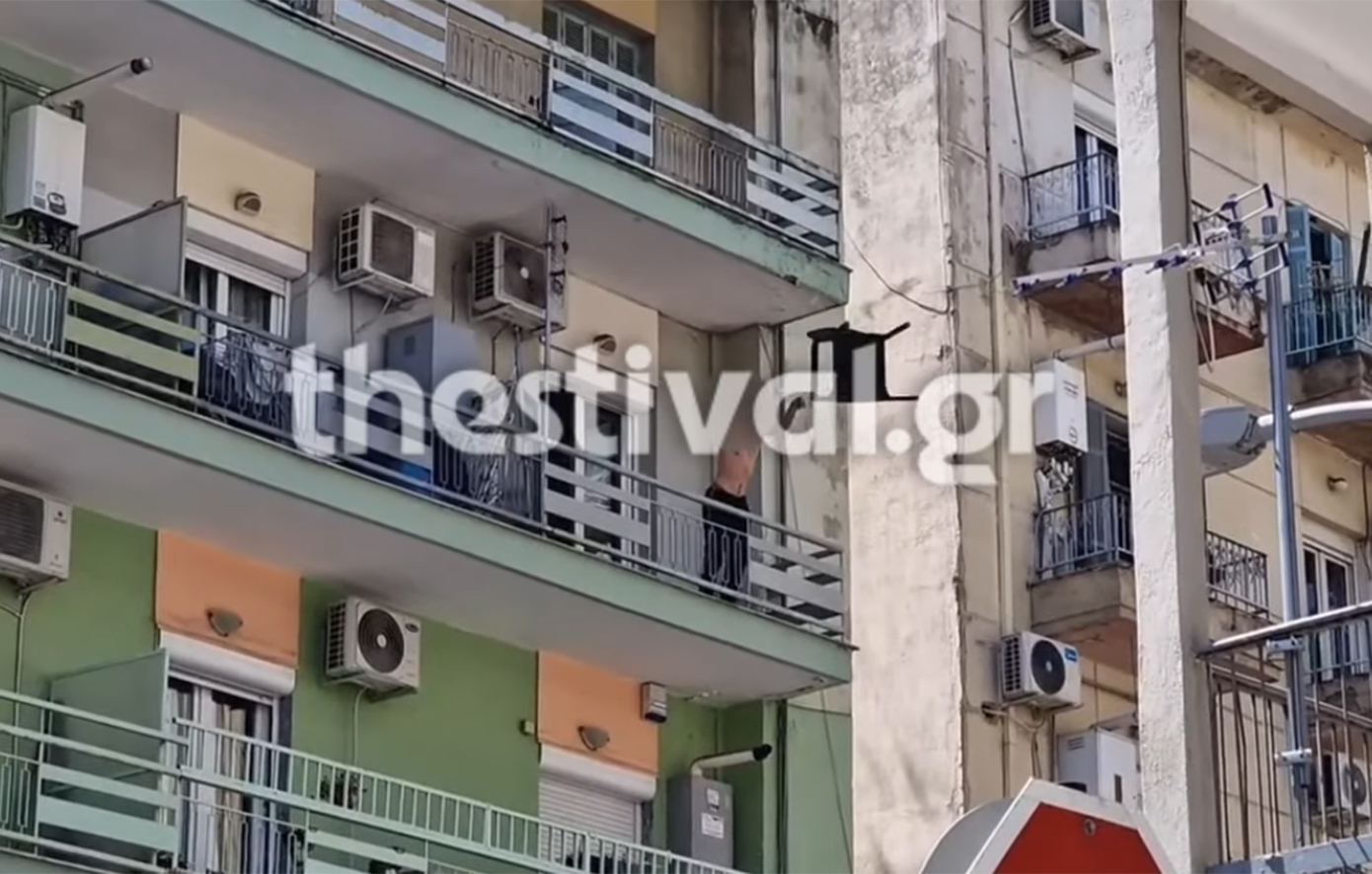 Θρίλερ με τον 20χρονο φοιτητή στη Θεσσαλονίκη &#8211; Πετάει αντικείμενα από το μπαλκόνι και ζητά να μιλήσει με ψυχολόγο