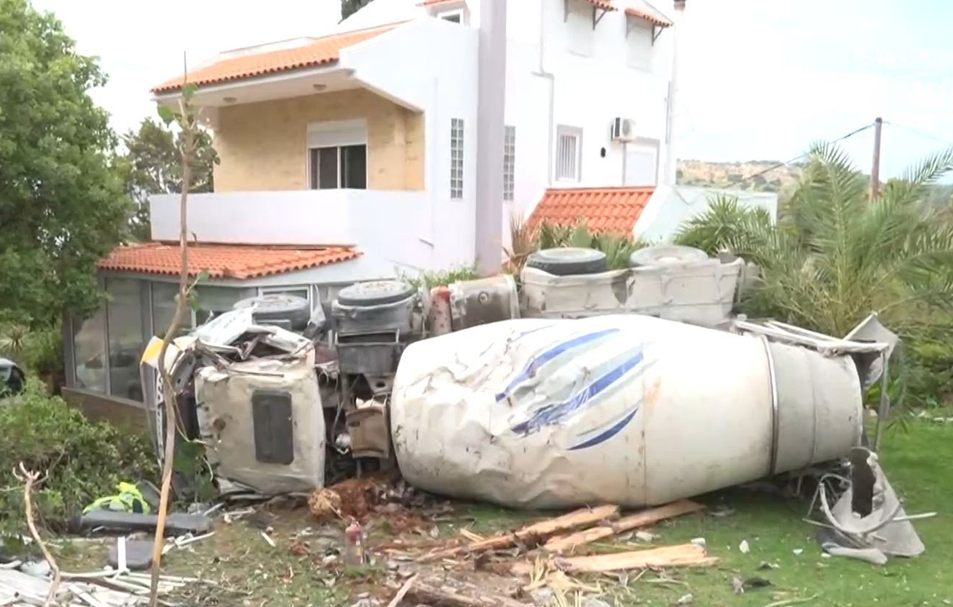 Από θαύμα σώθηκε μία οικογένεια στη Ρόδο &#8211; Μπετονιέρα 33 τόνων «τσακίστηκε» στην αυλή τους &#8211; Δείτε το βίντεο