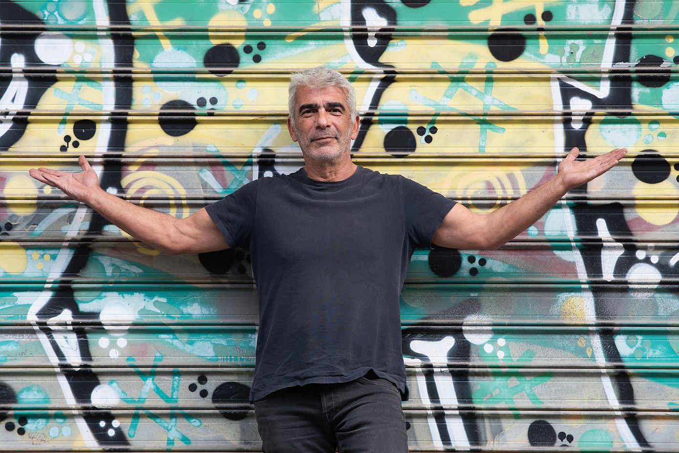 Ο Δημήτρης Μυστακίδης κλείνει 30 χρόνια στη μουσική και μας καλεί να τα γιορτάσουμε μαζί του