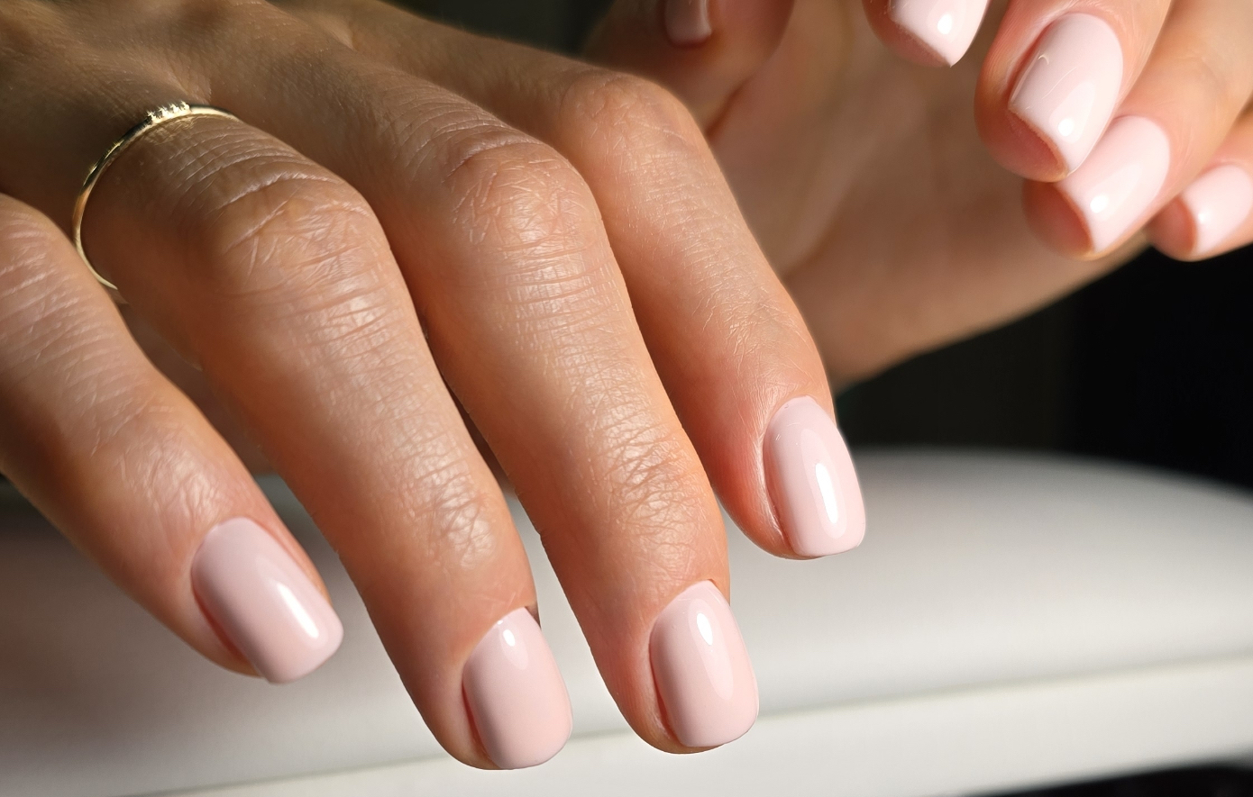 Τα φυσικά και παστέλ χρώματα που θα αναδείξουν τα άκρα σας με τον πιο κομψό τρόπο