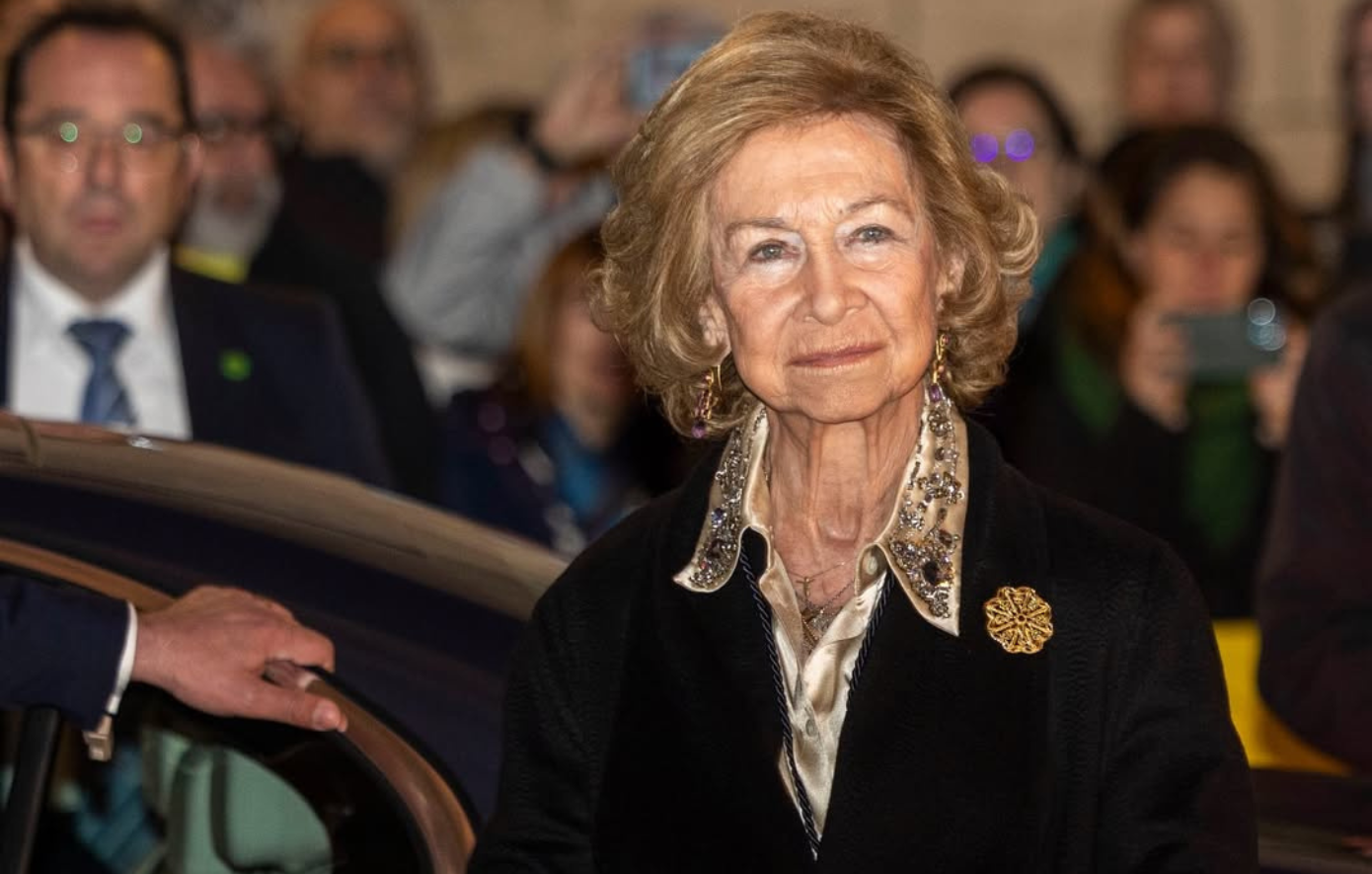 Βασίλισσα Σοφία: «Όταν μπήκαν στην τραπεζαρία, όλος ο κόσμος σηκώθηκε όρθιος και τις χειροκρότησε»