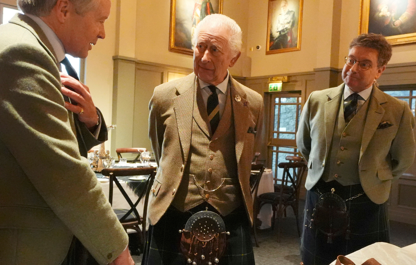 Βασιλιάς Κάρολος: Αιφνιδιαστική εμφάνιση σε μικρό χωριό της Σκωτίας με κιλτ