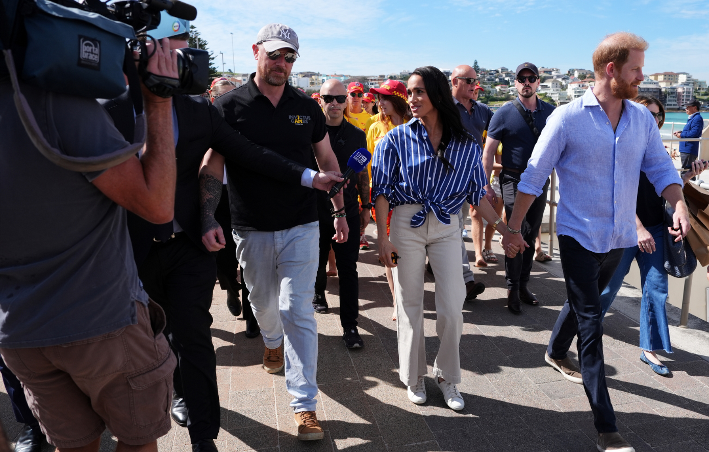 Πρίγκιπας Χάρι &#8211; Μέγκαν Μαρκλ: Η αμήχανη στιγμή στην παραλία που γυναίκα τους αγνόησε επιδεικτικά – Δείτε το βίντεο