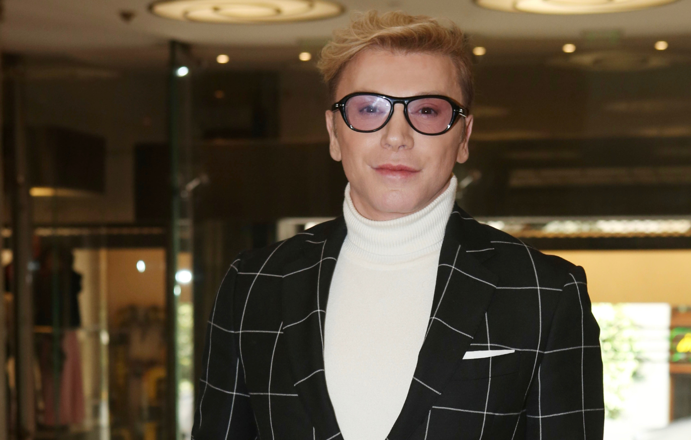 Τάκης Ζαχαράτος: Δεν θα πιστεύετε τι έχει ακόμα στο σαλόνι του – Το βίντεο που έγινε viral!