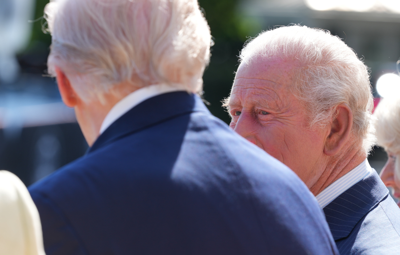 «Μάχη» στα σκαλιά του Λευκού Οίκου: Η αντίδραση του βασιλιά Καρόλου στην επιθετική χειραψία του Ντόναλντ Τραμπ