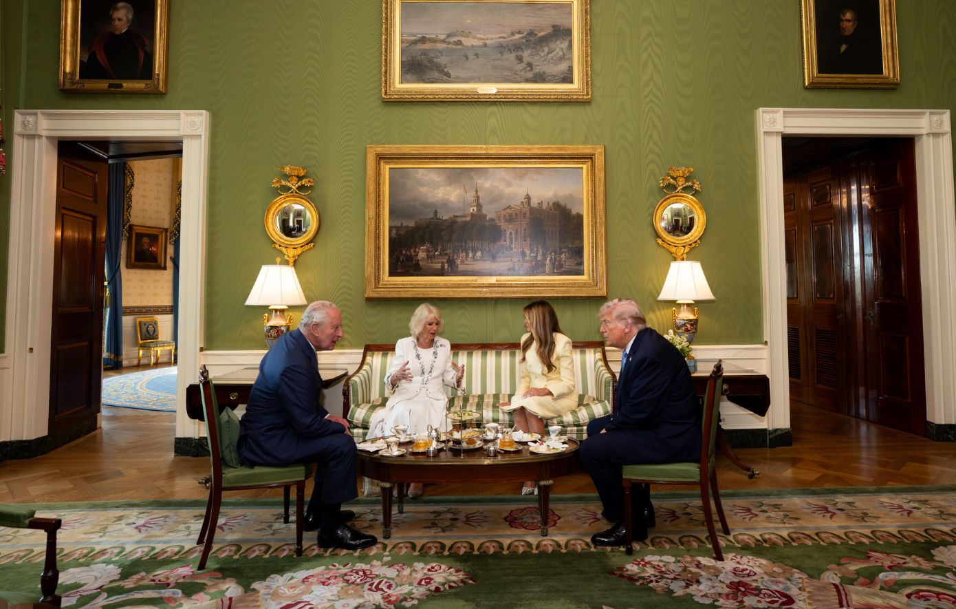 Ντόναλντ Τραμπ: «Έχρισε» τον εαυτό του βασιλιά αλλά παραδέχτηκε ότι ο Κάρολος είναι καλύτερος